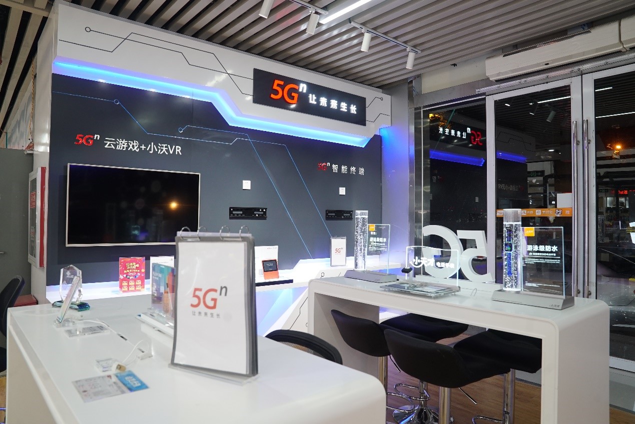 联通5G商用套餐正式上线 上海国美开出第一张5G套餐卡